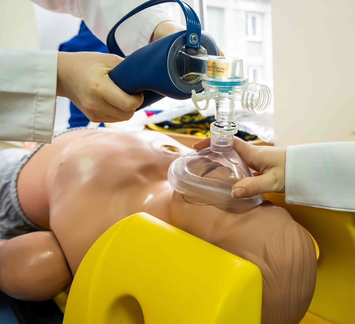 medical-students-practicing-emergency-cardiopulmonary-resuscitation-medical-practice-doll